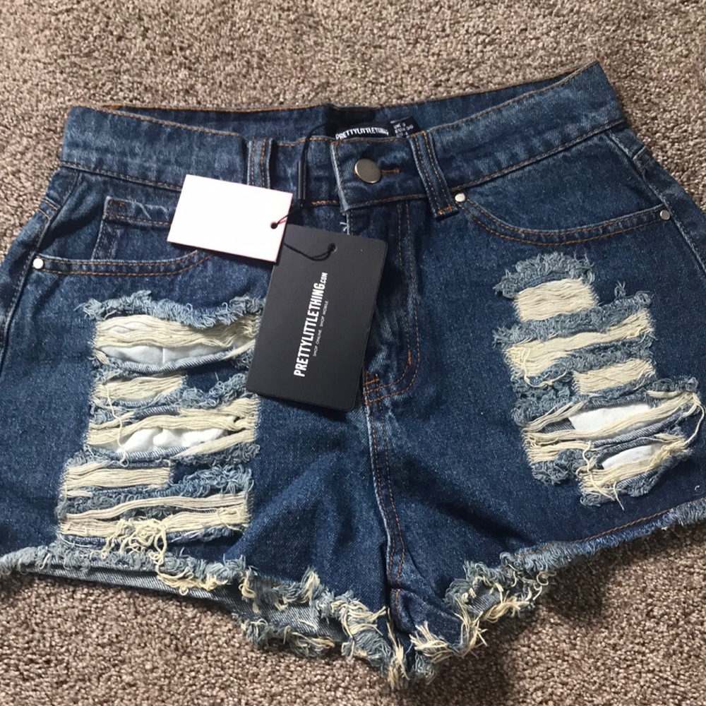 PrettyLittleThing mid vintage rinsed hot pants